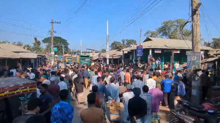 কালীগঞ্জে সারের সংকটে কৃষকদের মহাসড়ক অবরোধ